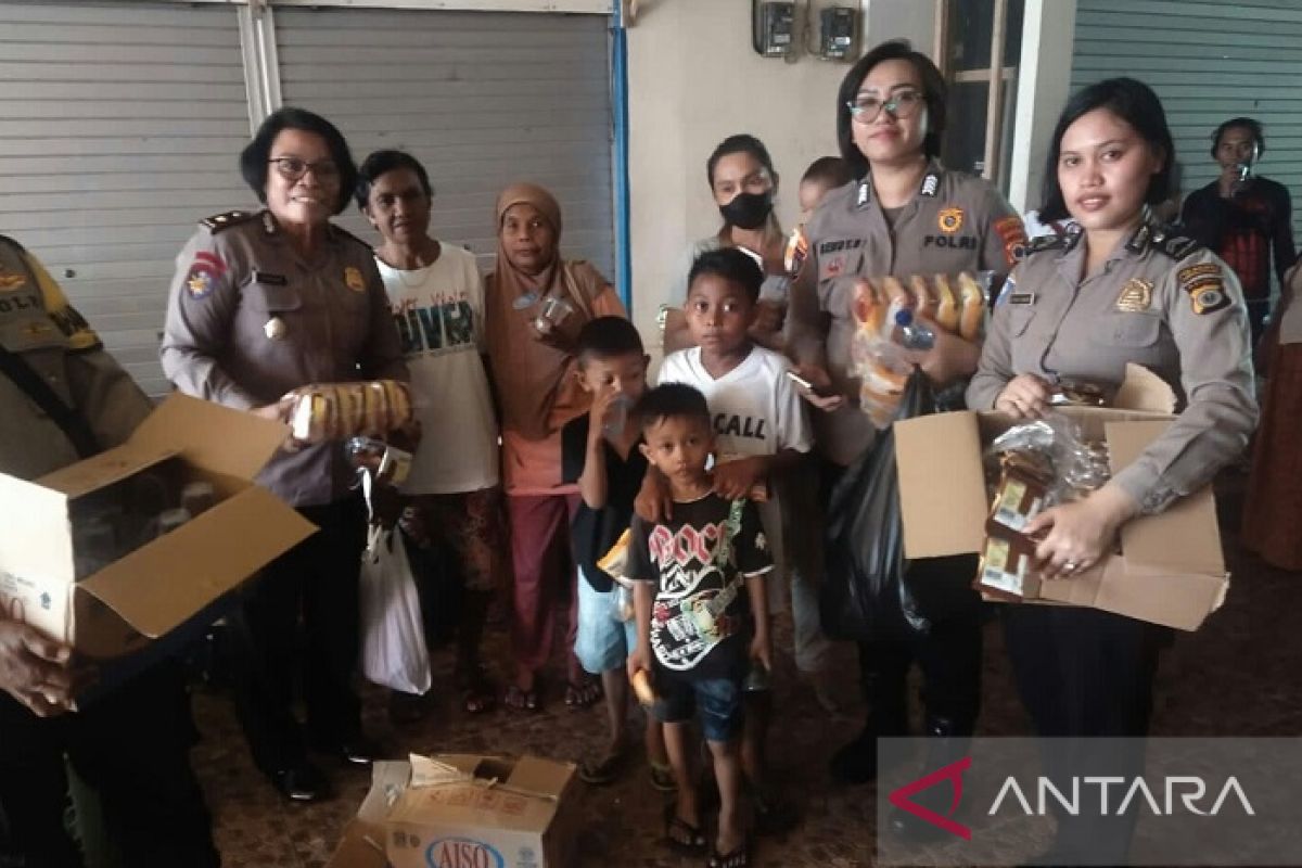 Polwan bagikan makanan buat anak-anak korban kebakaran Ambon