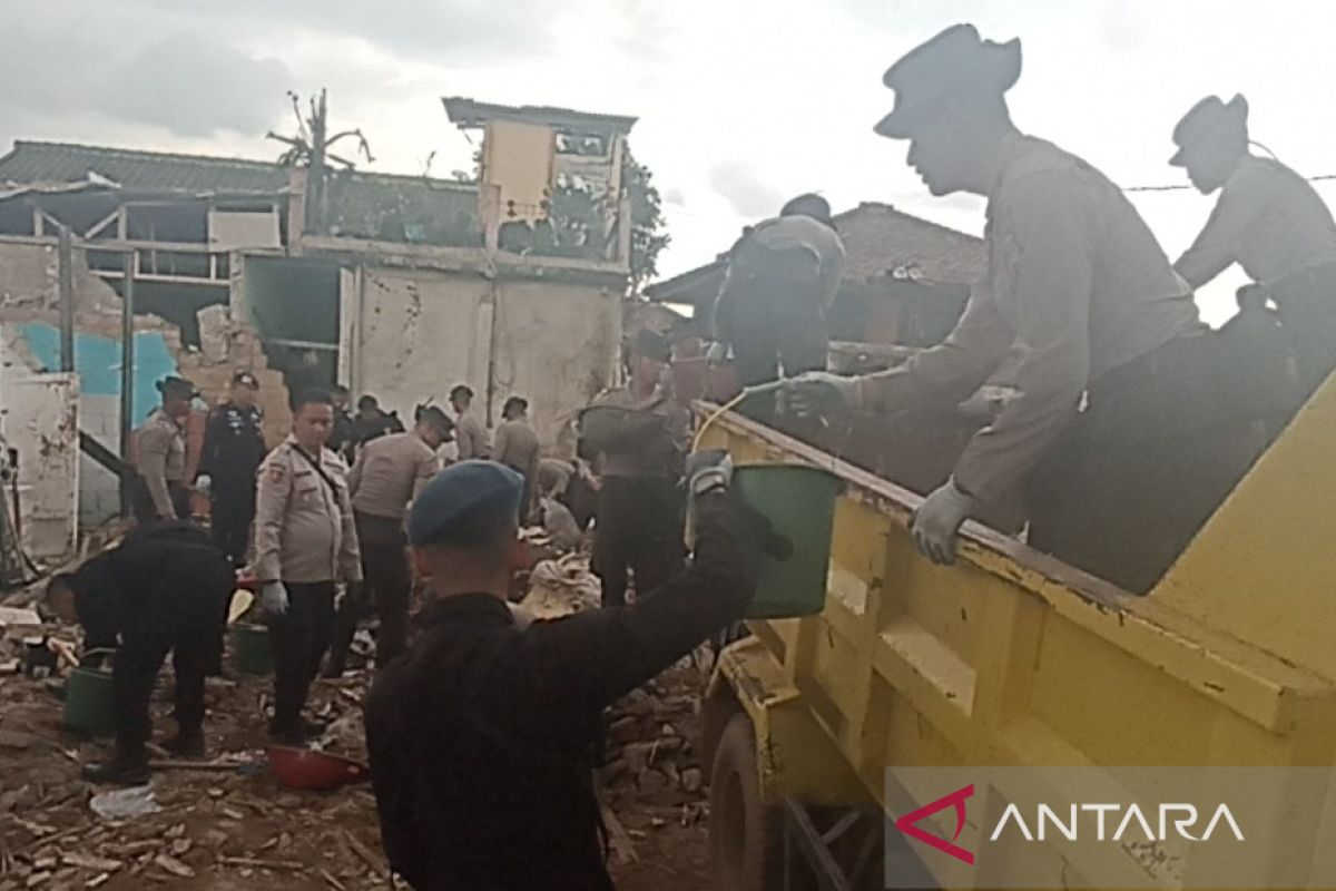 Polda Jabar bersama 5.000 petugas gabungan bersihkan material bangunan