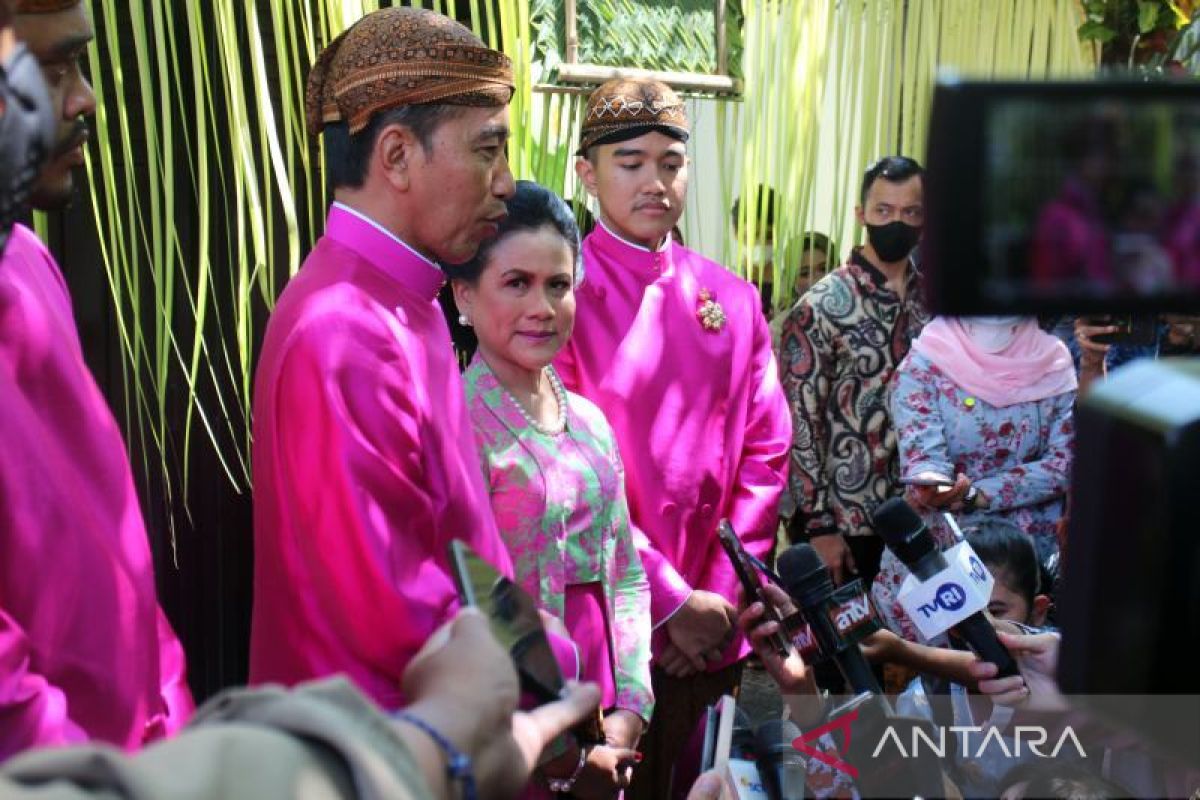 Jokowi didampingi Ibu Iriana pasang bleketepe sebelum acara siraman Kaesang di Solo
