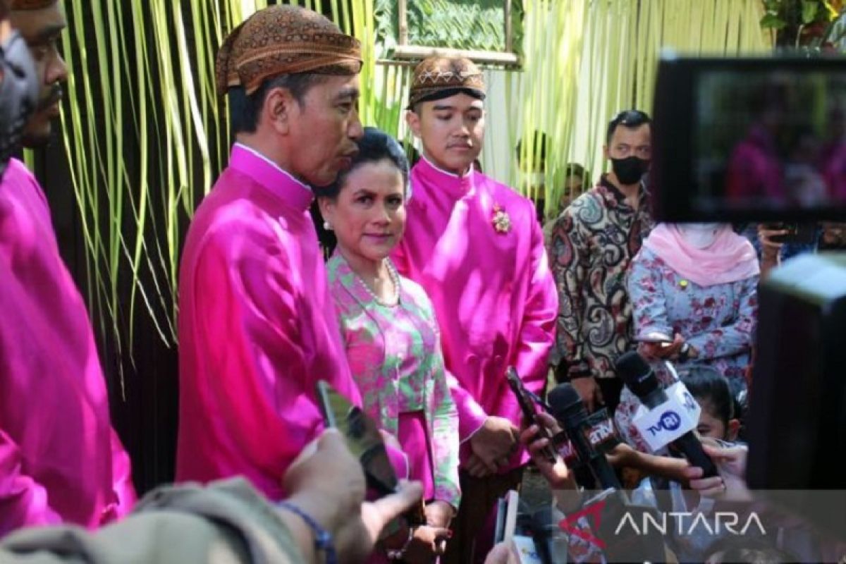 Presiden Jokowi pasang bleketepe sebelum acara siraman Kaesang di Solo