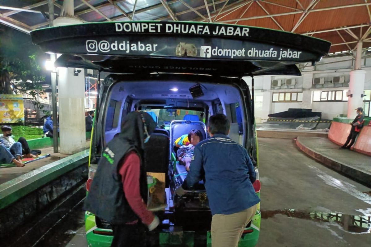 Tim RDK LKC Dompet Dhuafa antar pulang pasien yang alami patah tulang akibat gempa Cianjur