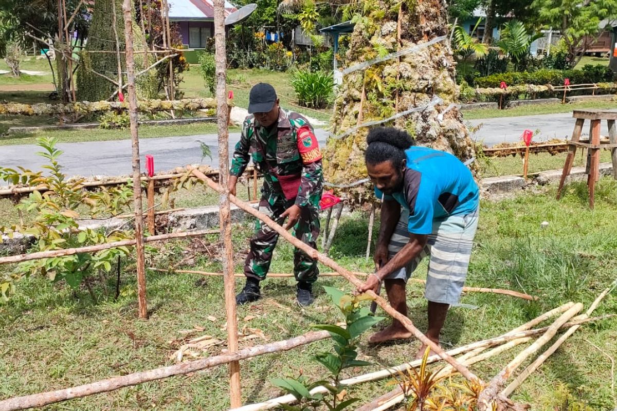 Koramil Biak Timur bantu warga buat Pondok Natal