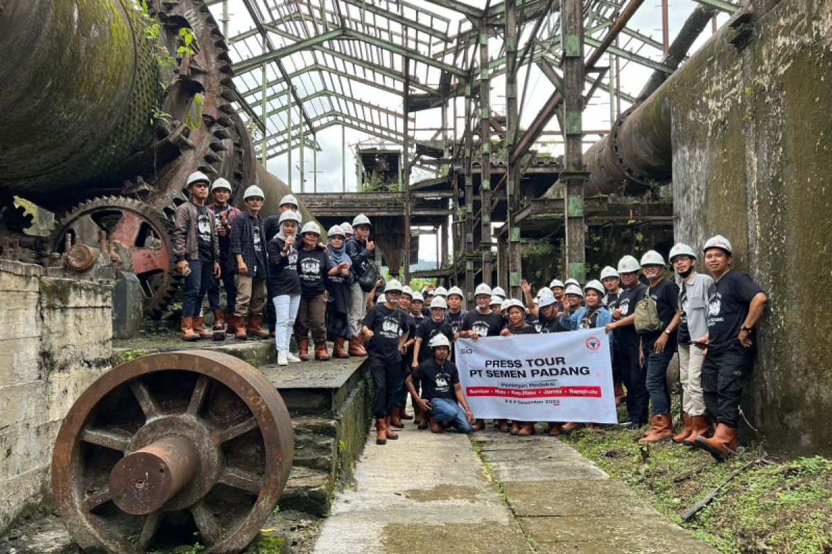 Semen Padang batasi produksi akibat kelebihan pasok