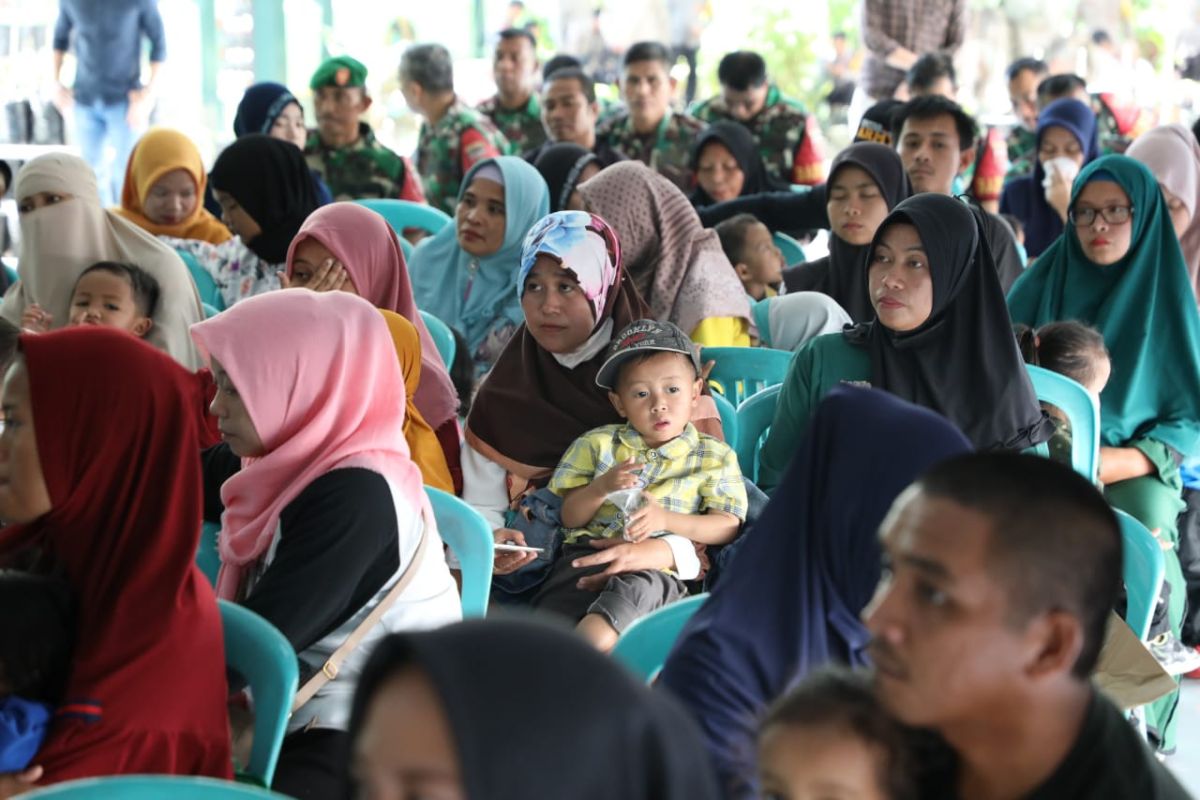 TNI bagikan paket untuk keluarga berisiko stunting