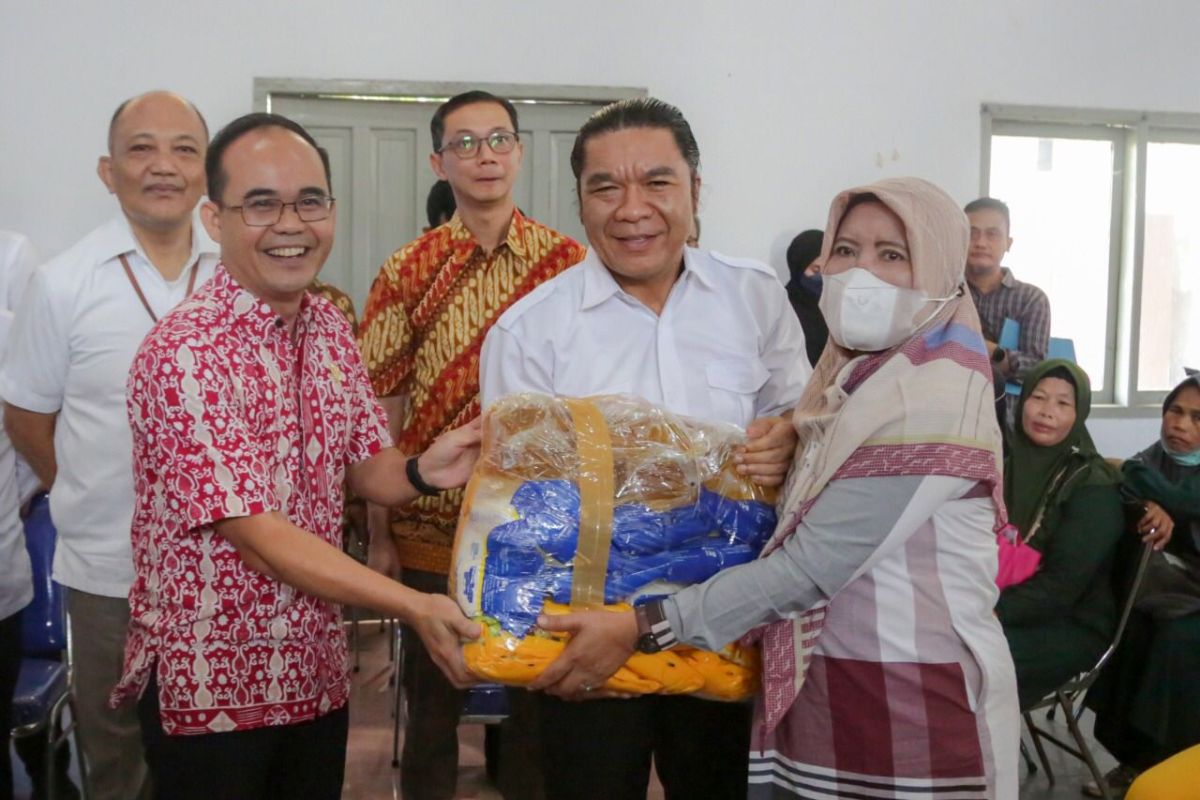 Pj Gubernur Banten salurkan bantuan UEP untuk KPM di Kota Seramg