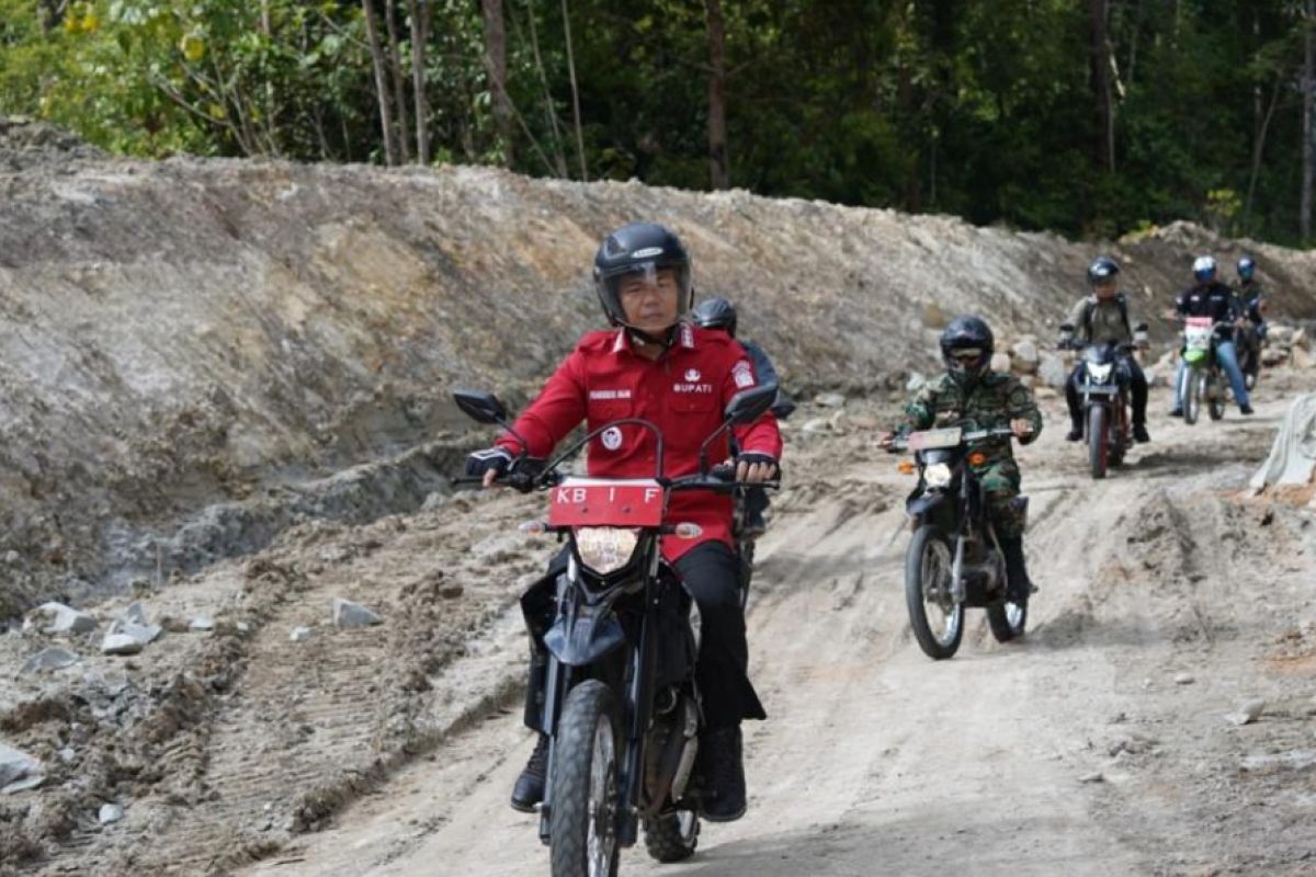 Pemerintah bangun ruas jalan Sayut menuju Tapang Da'an di pedalaman Kalbar