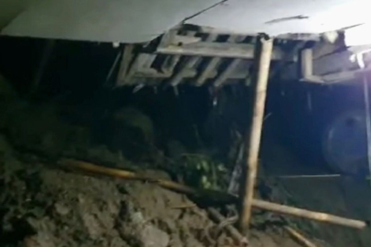 Satu orang meninggal dunia akibat tebing longsor di Purwakarta