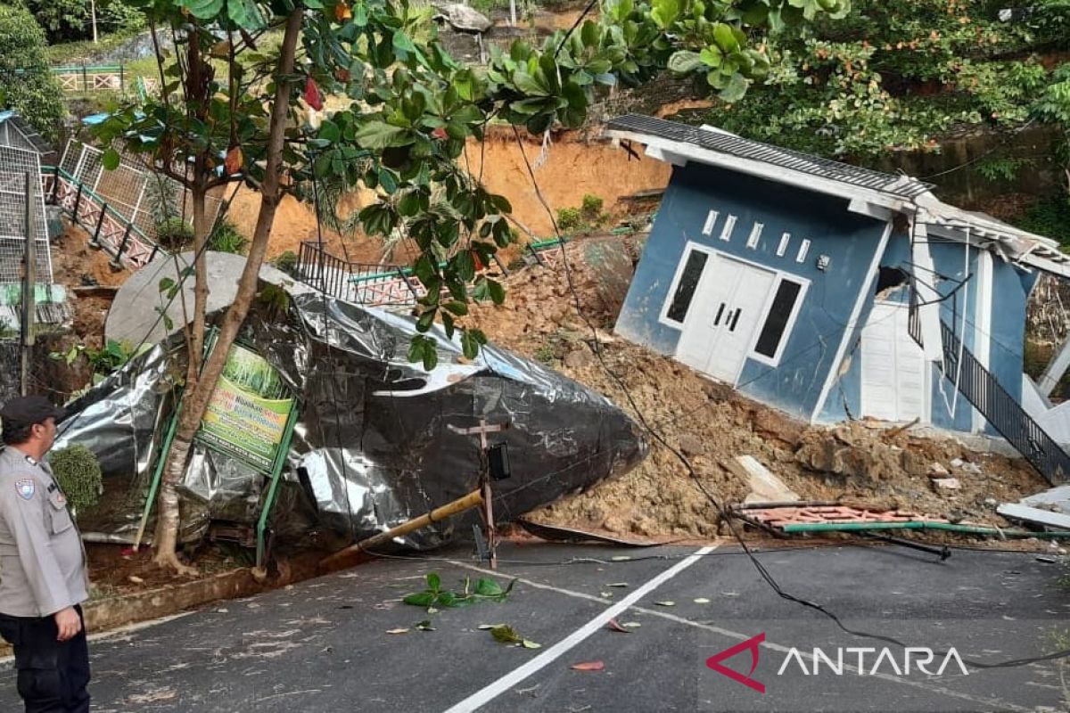 Polres Sibolga bersihkan material longsor di objek wisata Bukit Aido