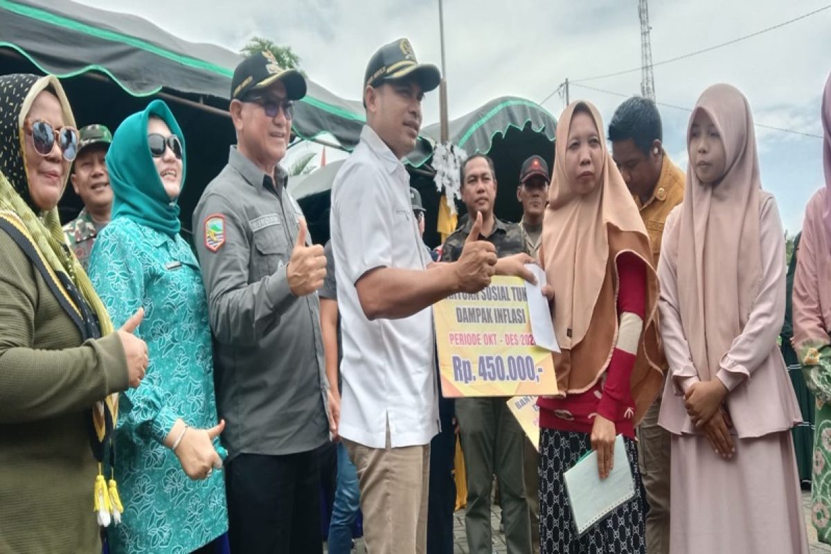 Ketua DPRD Kotabaru serahkan bansos dampak inflasi