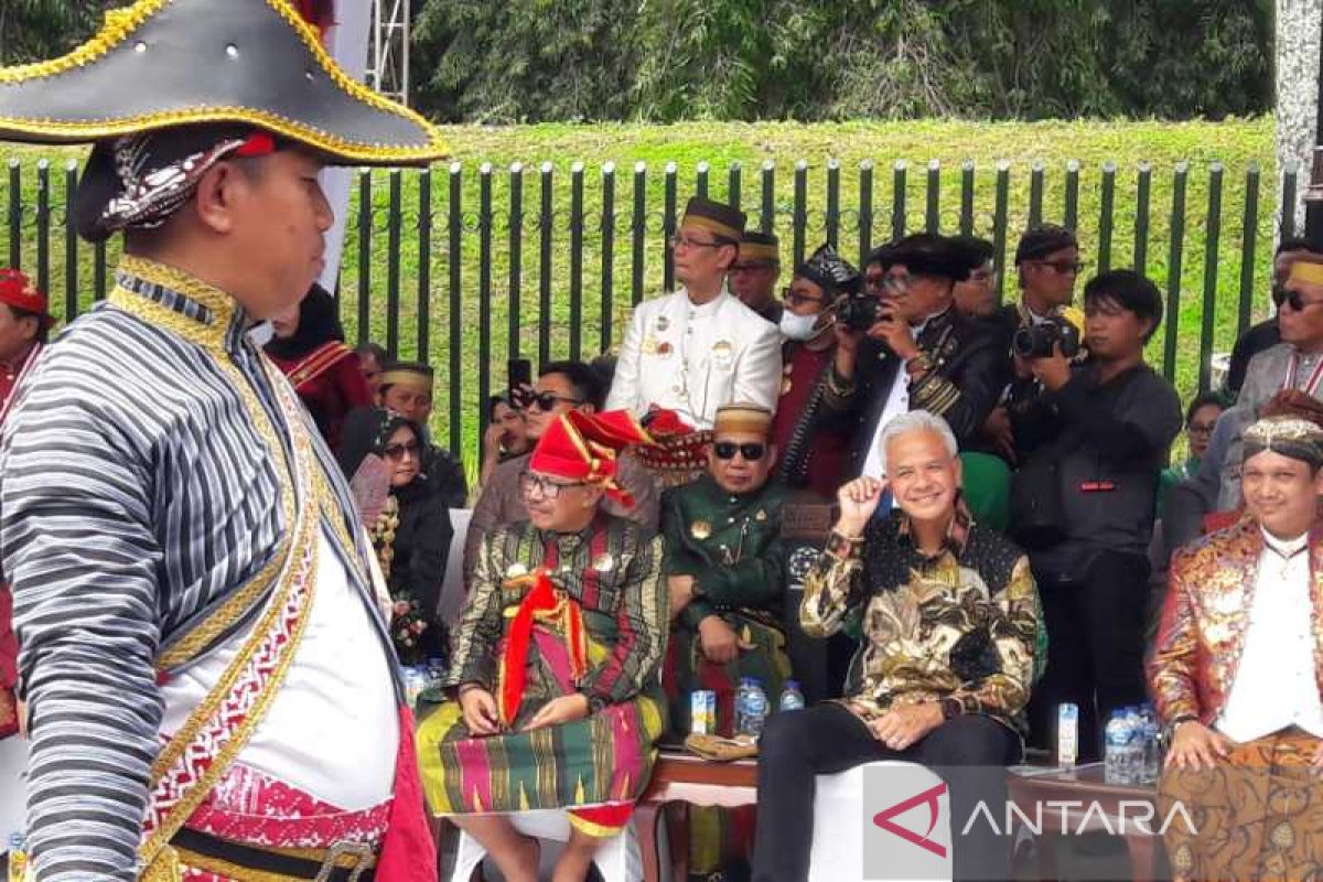 Ganjar Pranowo bersama ratusan raja nikmati kirab budaya di Borobudur