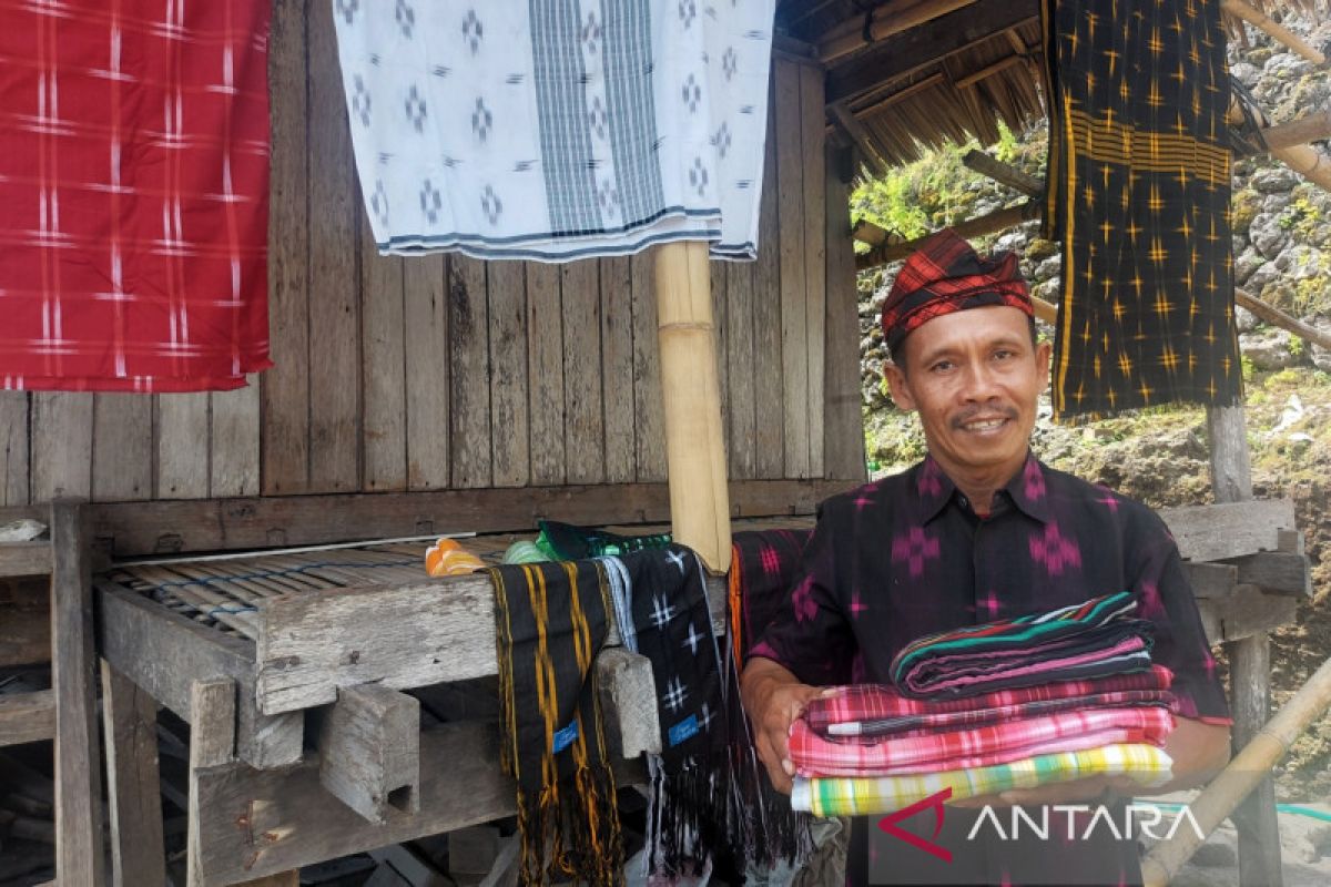 Penjualan tenun Desa Pajam Wakatobi naik setelah dijadikan Desa Wisata