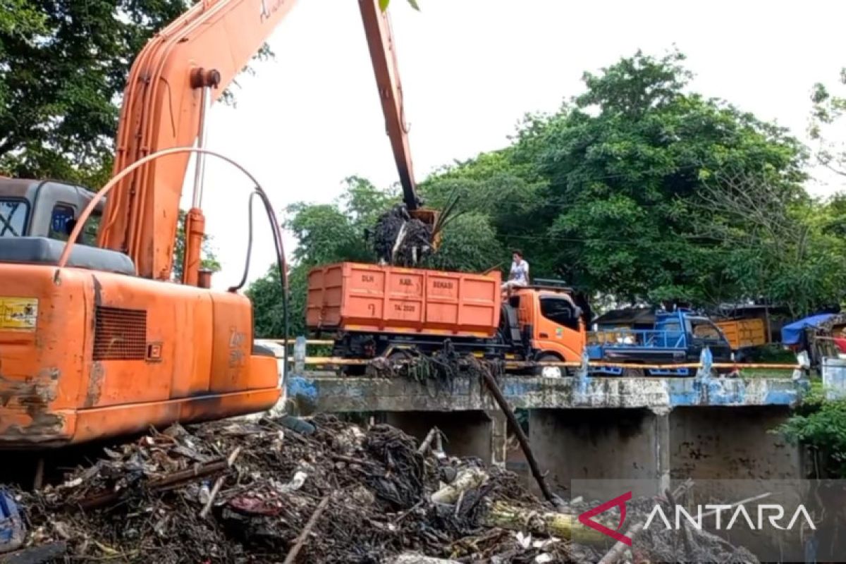 100 ton sampah yang menumpuk di aliran Kali Jambe Bekasi diangkut