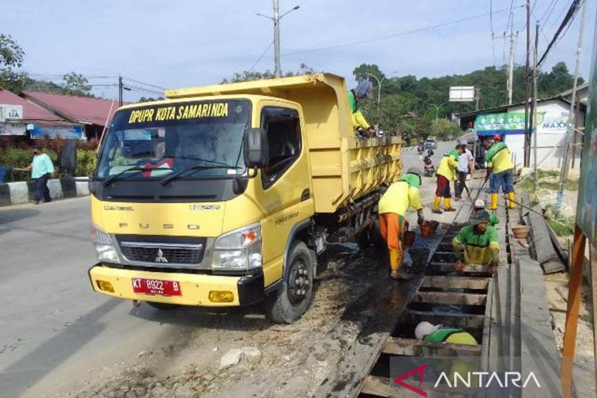 Pemkot Samarinda giatkan aksi bersih-bersih di gerbang kota