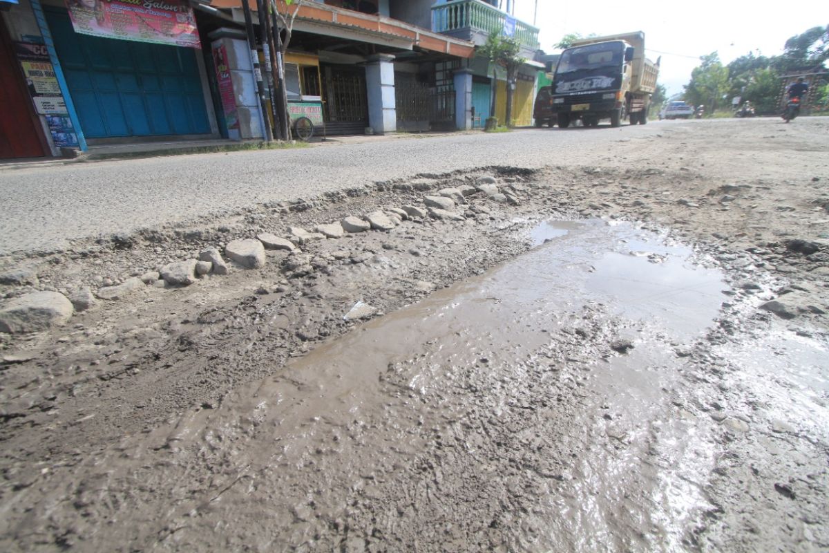 Jalan raya akses ke Telaga Ngebel Ponorogo rusak parah