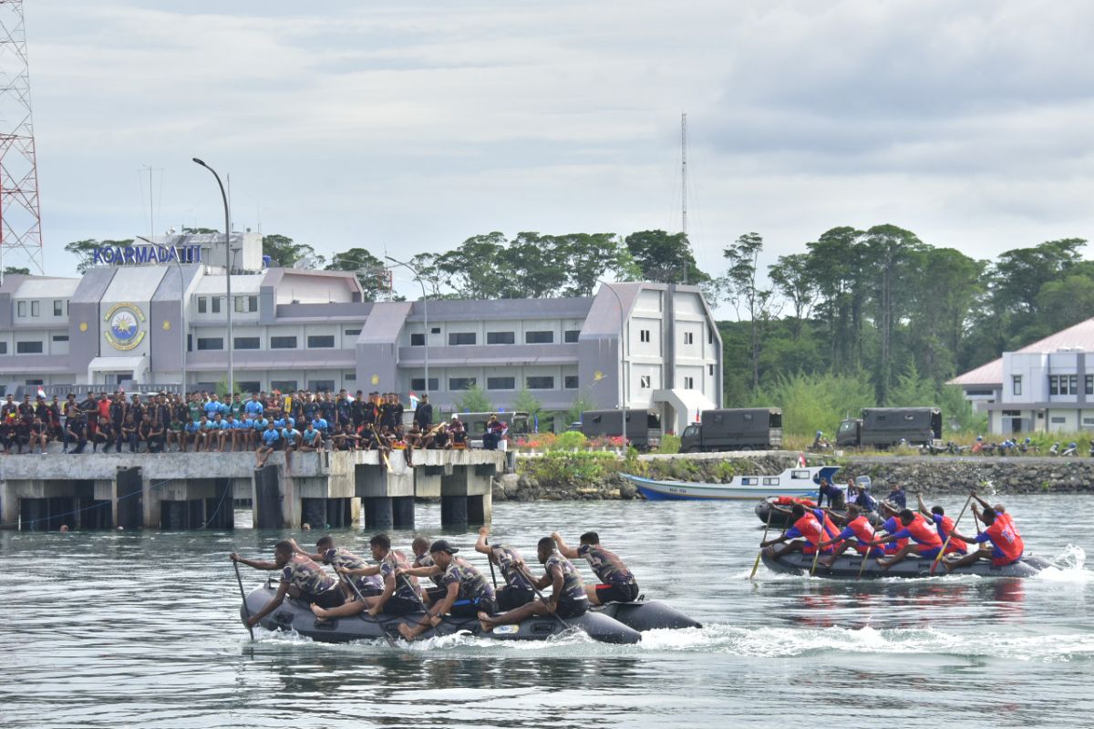 Peringati Hari Armada, TNI AL gelar lomba dayung dan lari di Sorong