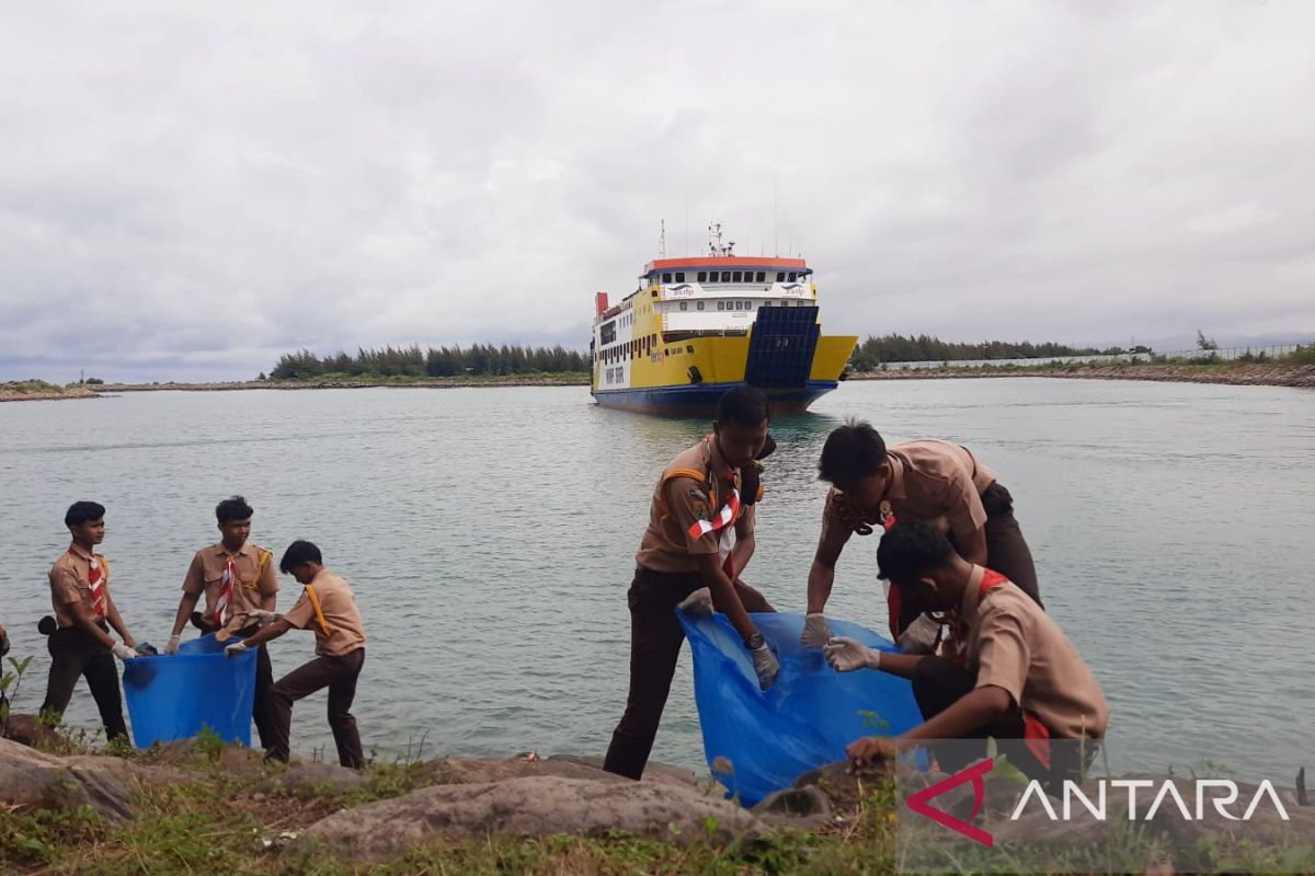 Ratusan anggota pramuka Banda Aceh bersihkan masjid dan pantai Ulee Lheue