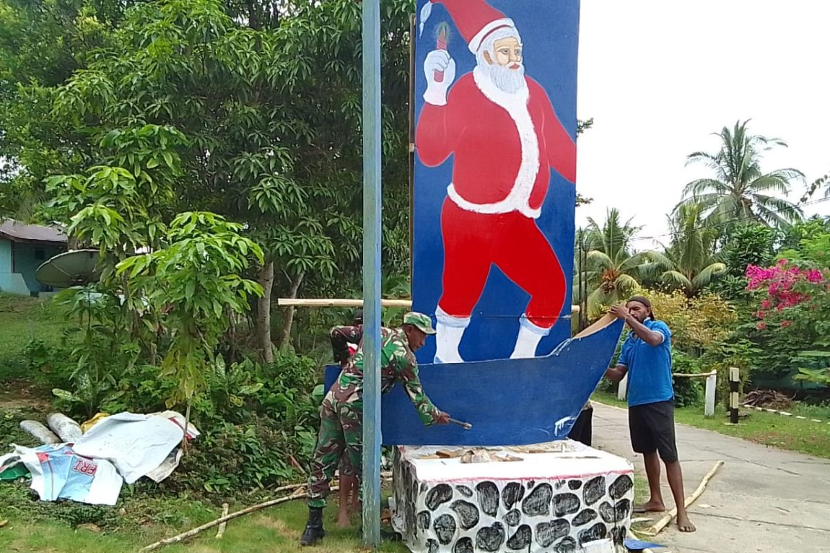 Koramil Numfor gotong royong bersama warga membuat gapura natal