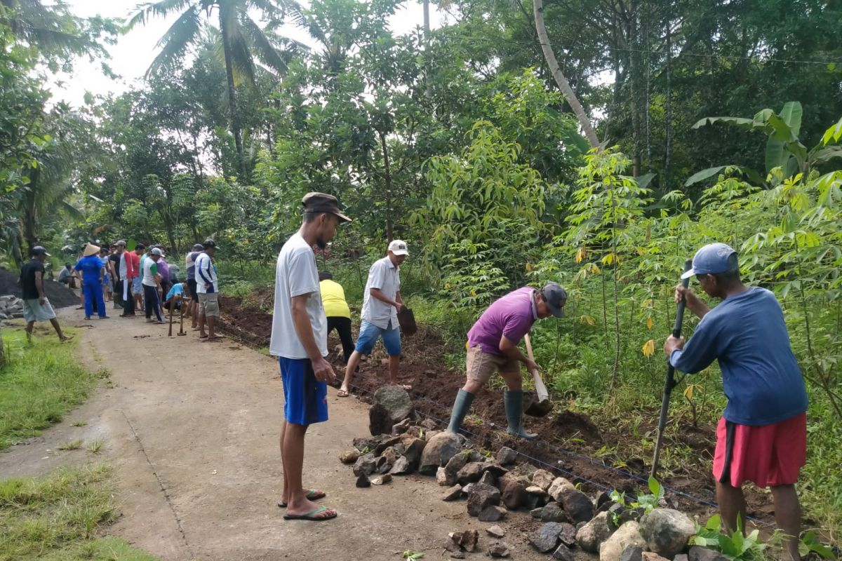 Warga Karang Sumberagung gotong royong membangun talud dengan dana BKK