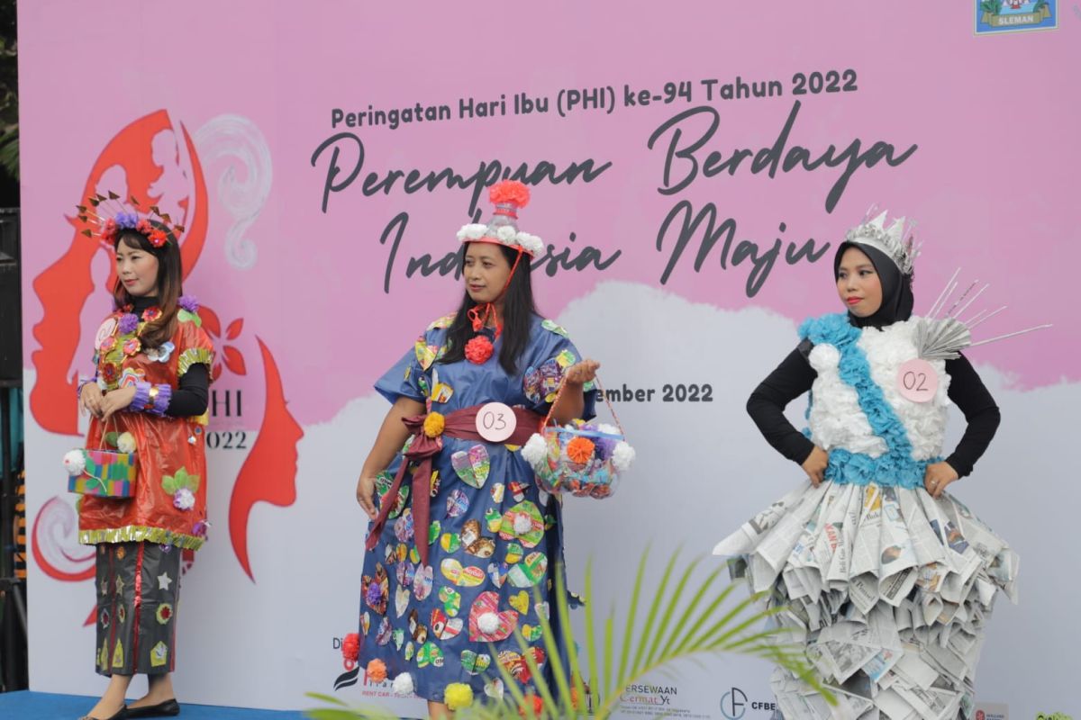 PKK Santren gelar fashion show bahan barang bekas peringati Hari Ibu