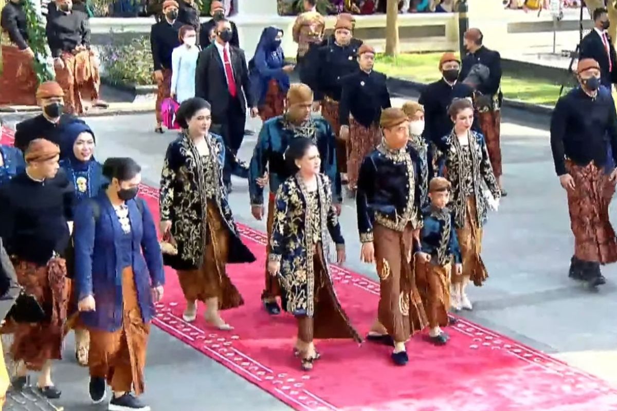 Ngunduh mantu Kaesang-Erina, keluarga tampil dalam balutan baju klasik