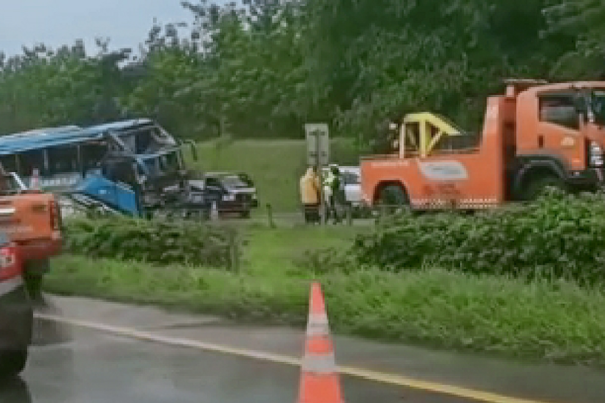 Dua orang meninggal dan 18 orang luka-luka dalam kecelakaan di jalan Tol Cipali