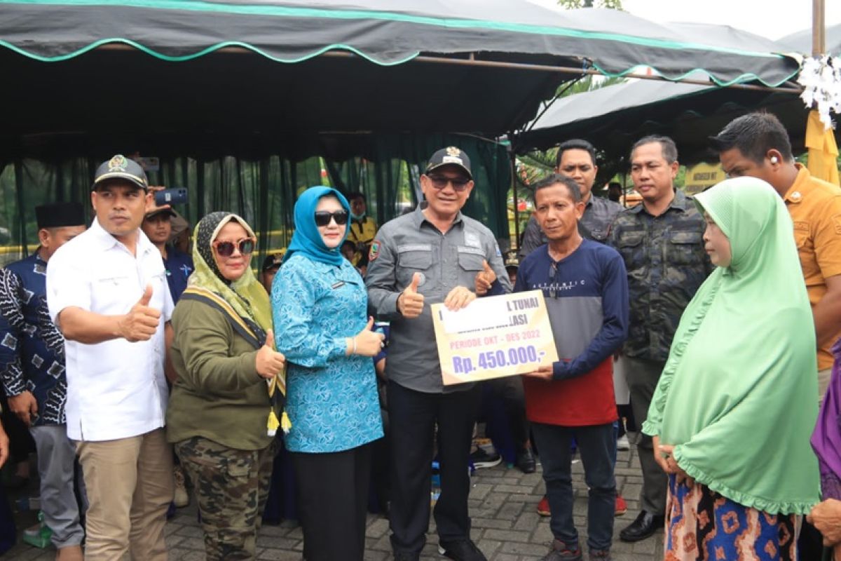 Kotabaru Regent hands over social assistance to seven sub-districts