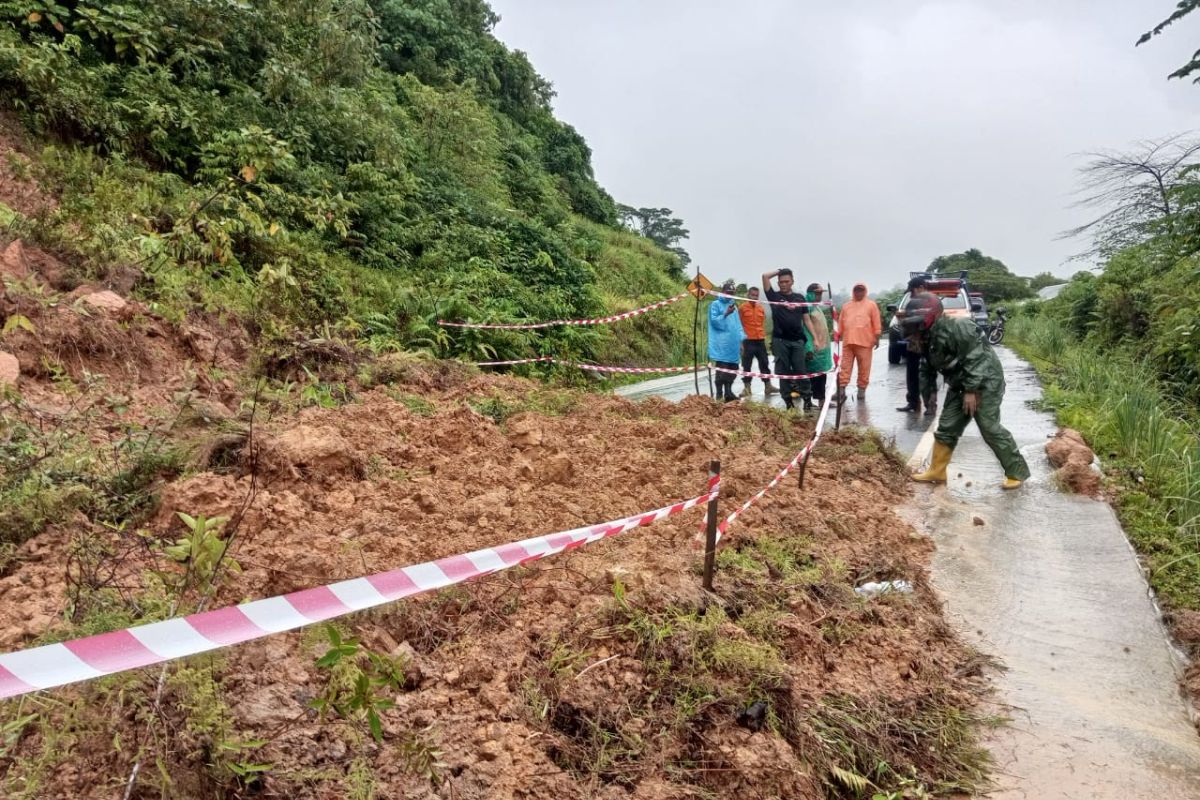 Hujan deras sebabkan longsor hambat akses jalan di Padang