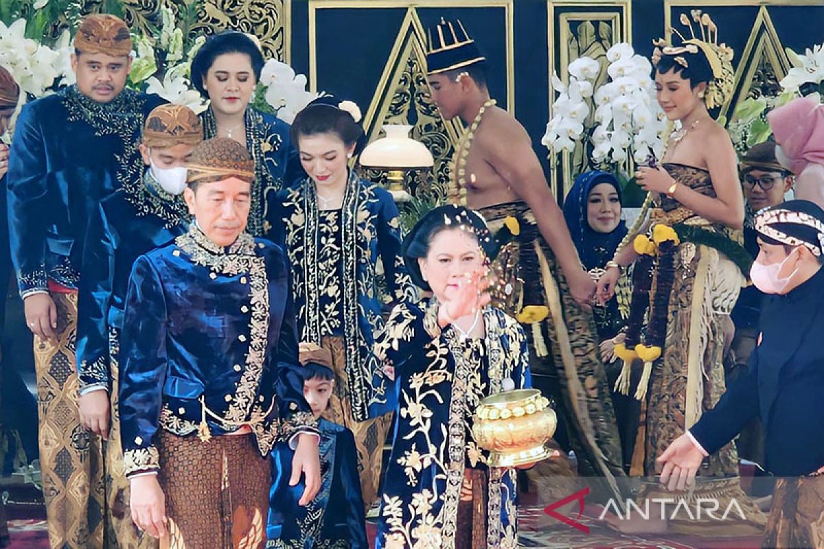 Keluarga Jokowi tampil dalam balutan baju klasik