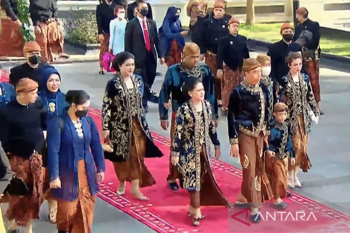 Ngunduh mantu Kaesang dan Erina, keluarga tampil dalam balutan baju klasik