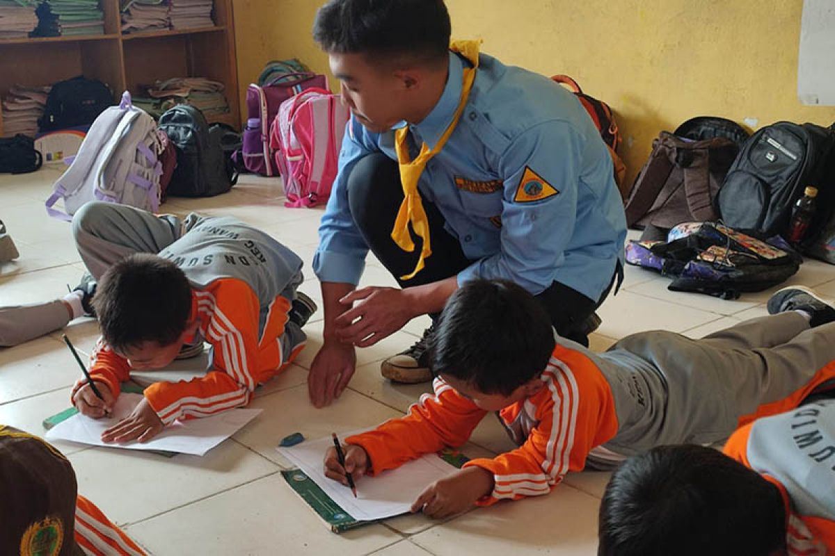 Siswa SMAN 1 Karangkobar Banjarnegara berikan pendampingan  anak terdampak longsor
