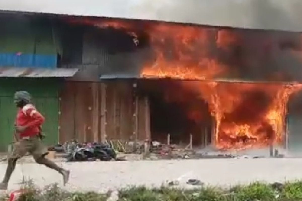 Kerusuhan di Papua, puluhan kios dibakar