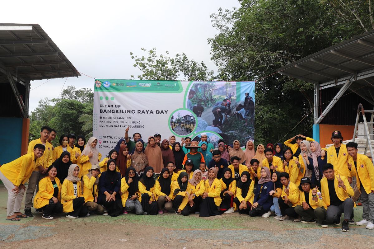 Clean Up Day Desa Bangkiling Raya bersama Mahasiswa ULM & Adaro