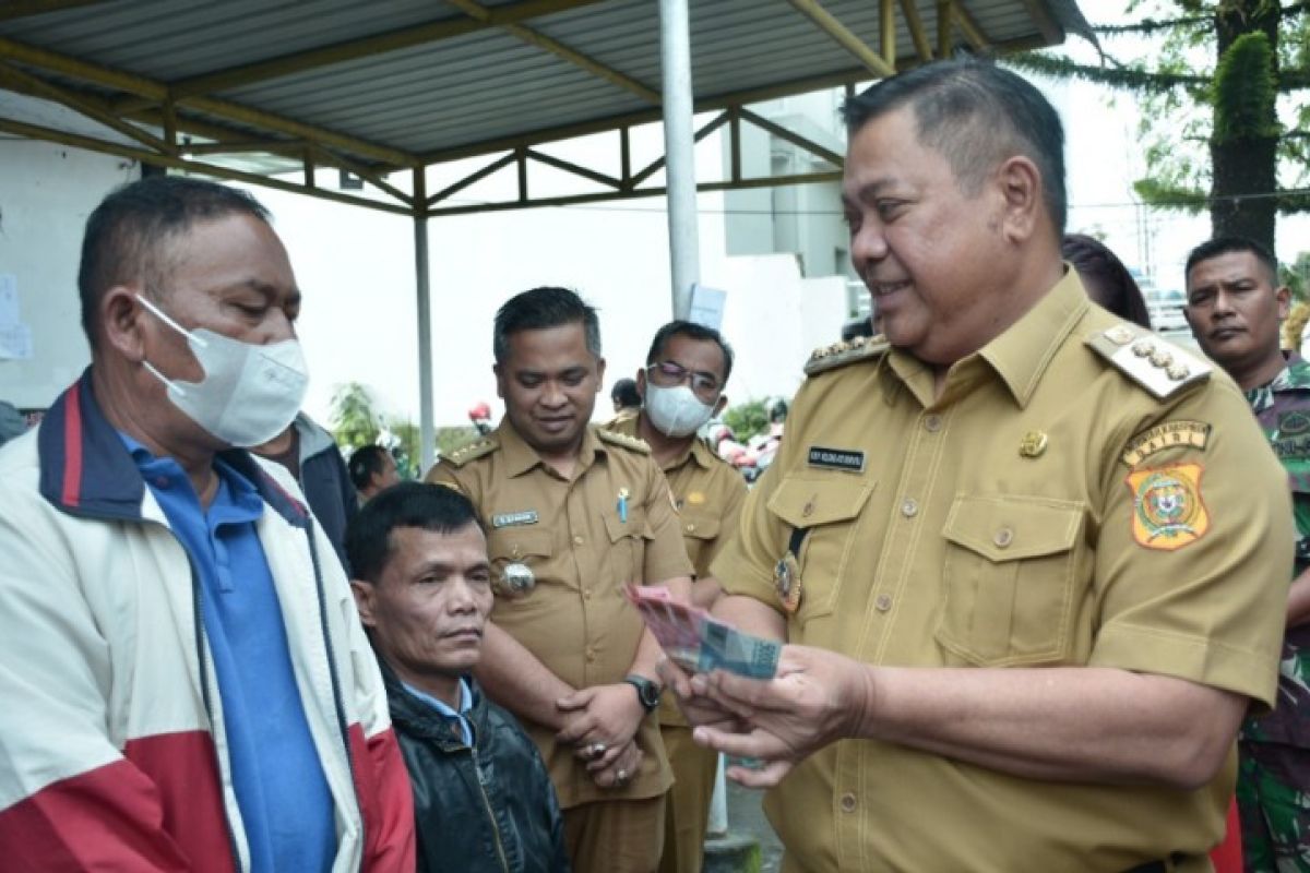 Pemkab Dairi salurkan  BLT penyesuaian harga BBM kepada 708 warga