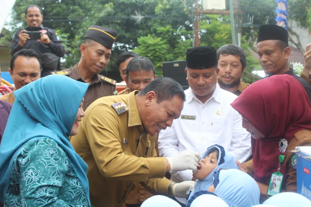 Pj Bupati Abdya canangkan Pekan Imunisasi Nasional Polio