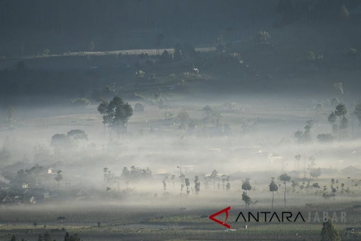 Suhu udara dingin di Kota Medan dampak belokan angin di Riau