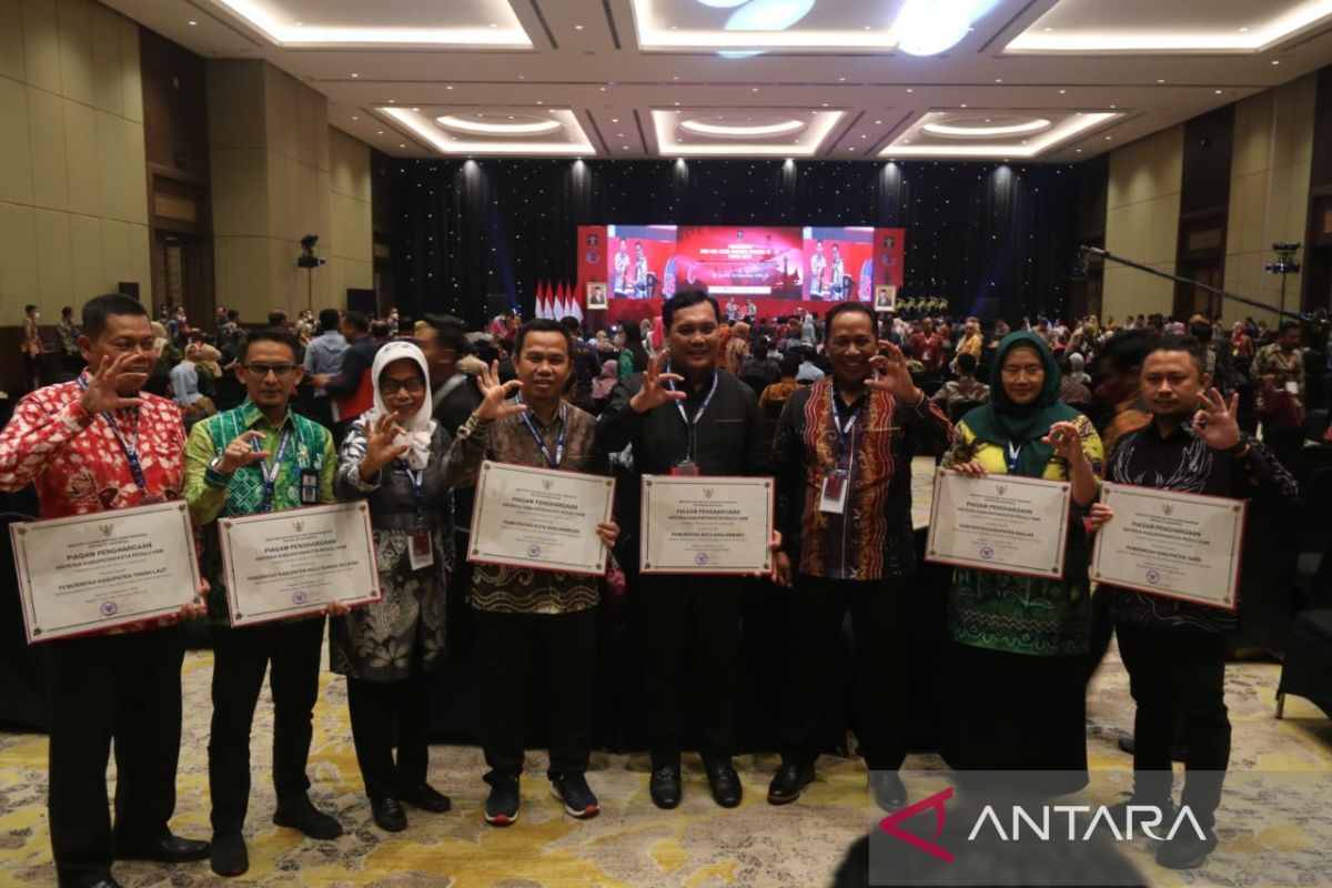 Walikota Banjarbaru dan Walikota Banjarmasin terima penghargaan Kota Peduli HAM
