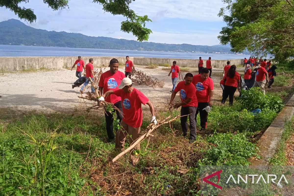 Peringati Hari Nusantara, Pegawai DKP Maluku bersihkan Pantai Tapal Kuda