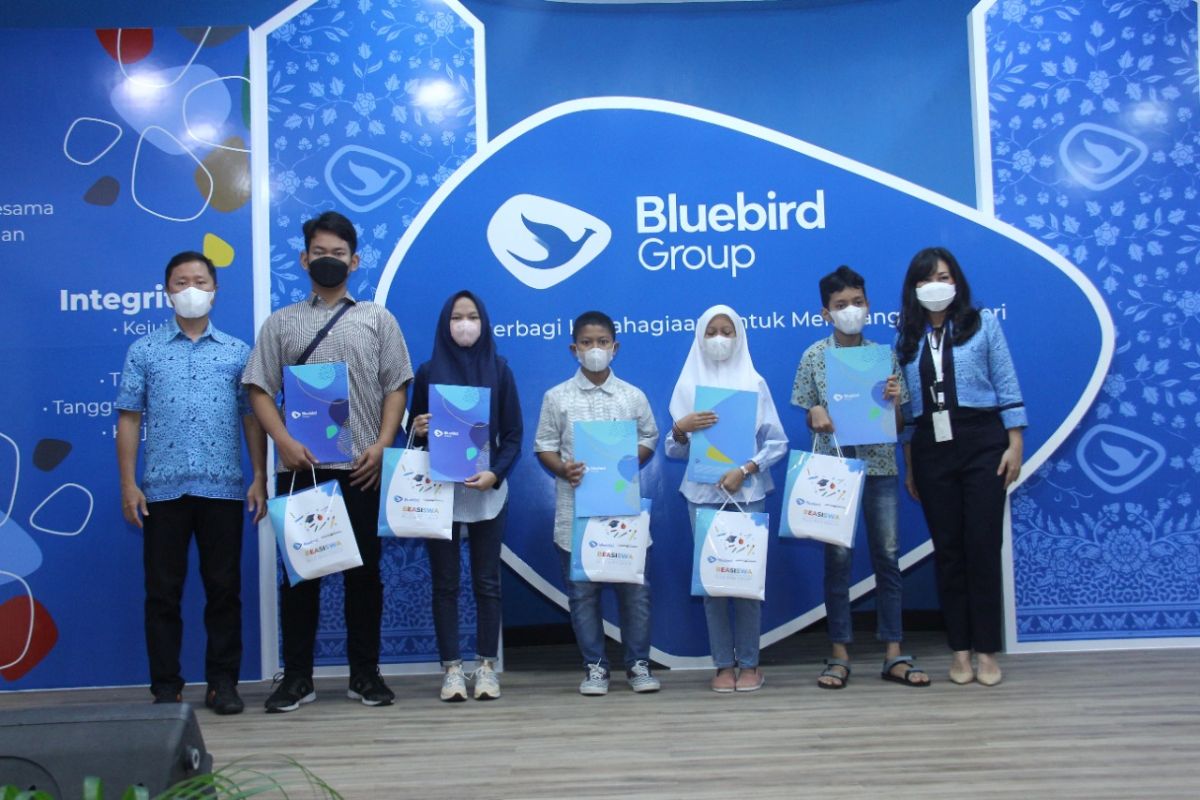 Bluebird salurkan Rp2 miliar beasiswa ke 2.200 anak pengemudi