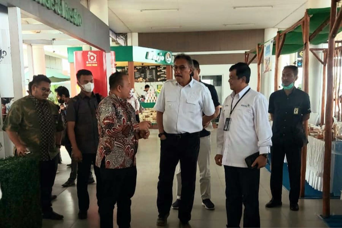 Pj Gubernur Babel tinjau bazar nasabah mekaar PNM di terminal Bandara Depati Amir