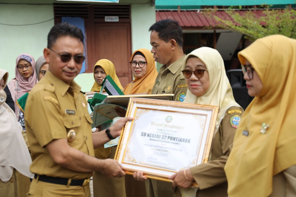 11 sekolah di Kota Pontianak terima penghargaan Adiwiyata 2022