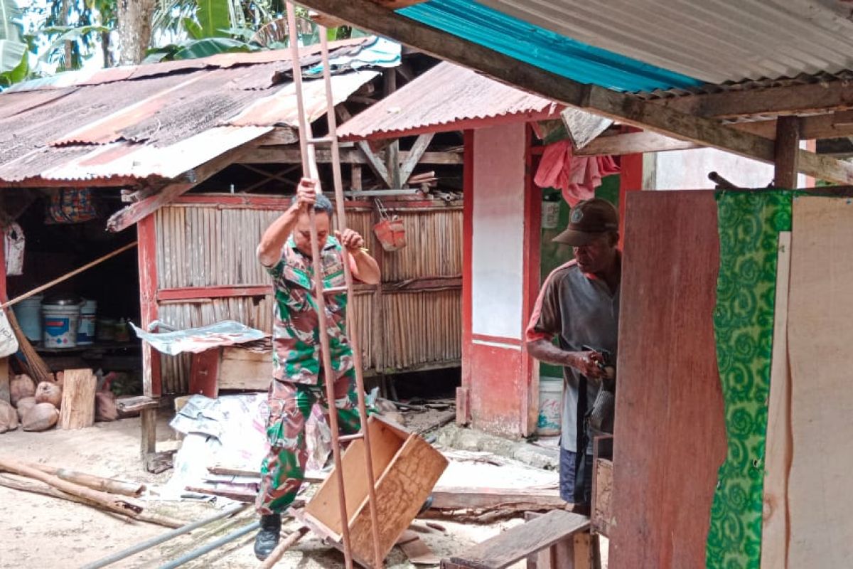 Koramil Supiori Utara bantu membenahi dapur milik warga Kampung Waryei
