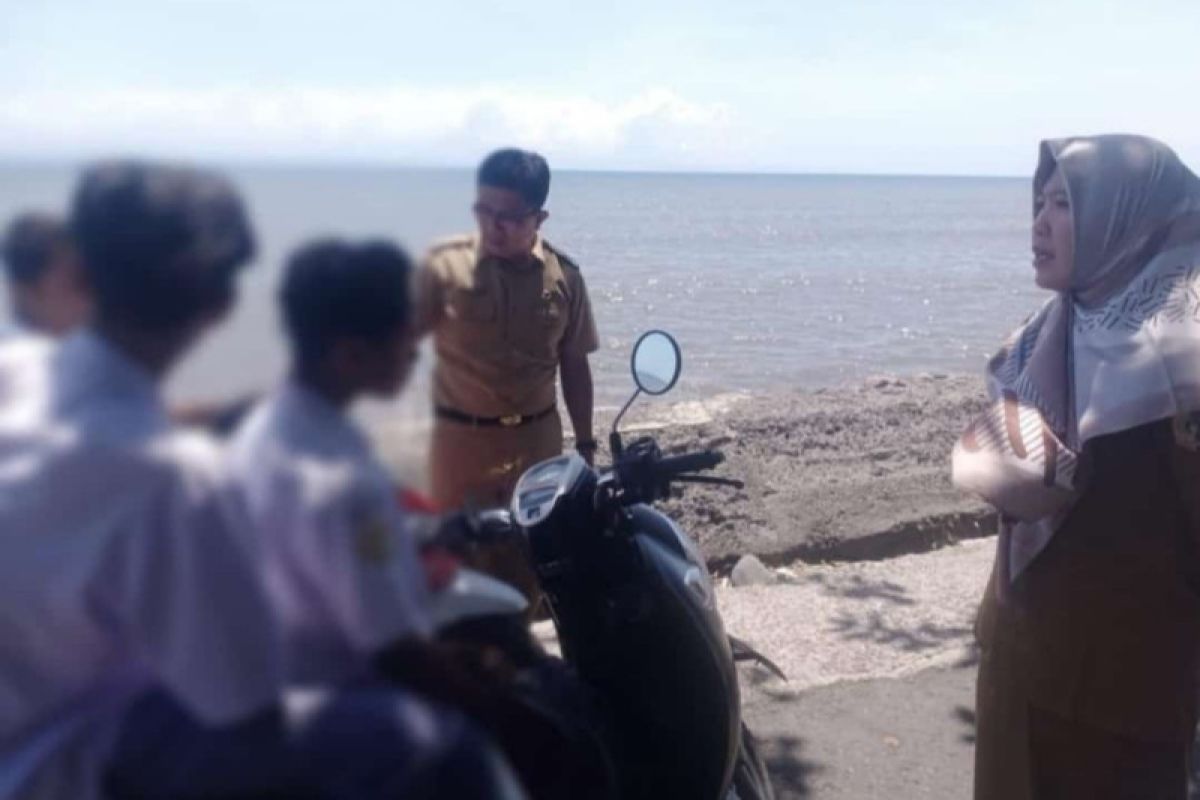 Belasan pelajar tengah nongkrong di Pantai Labuhan Haji terjaring razia