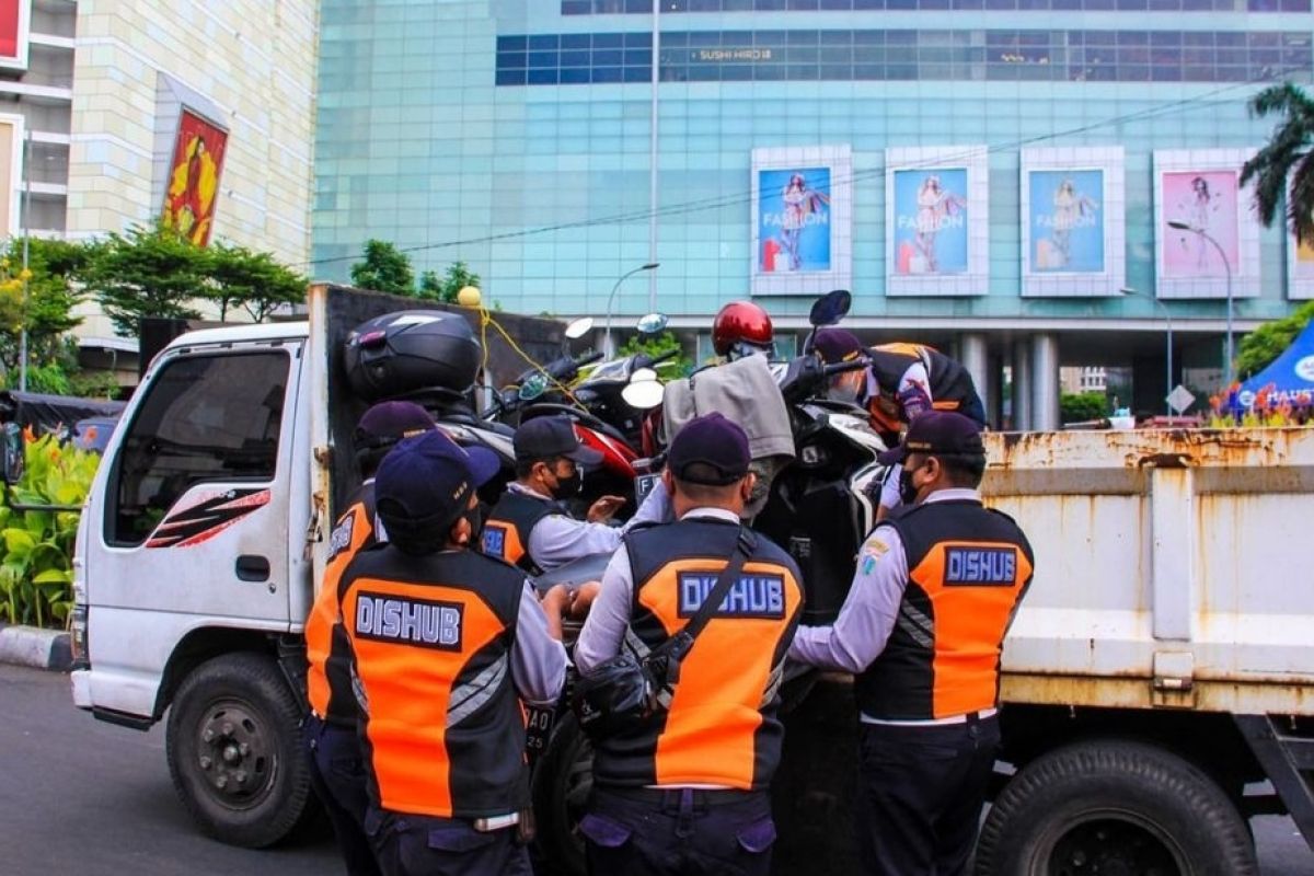 Dishub Jaksel tindak pelanggar parkir karena gigit lengan petugas