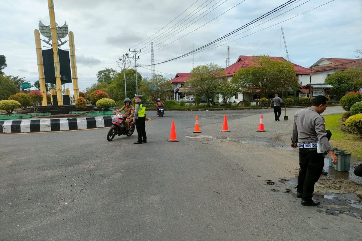 Polres Kapuas Hulu tambal jalan berlubang cegah kecelakaan kendaraan