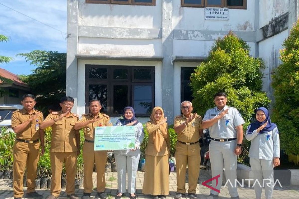 Jasa Raharja Sultra serahkan 308 bibit tanaman buah di Kendari