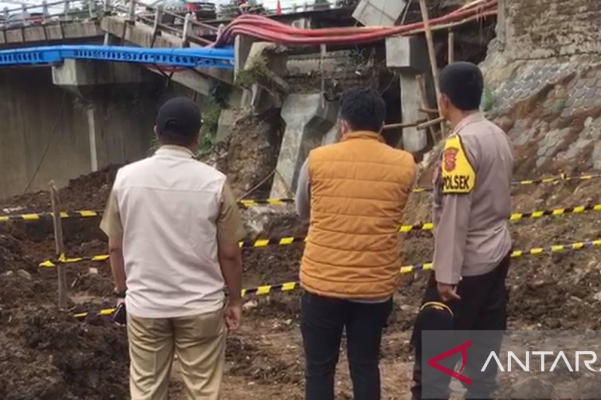 Bahu jembatan penghubung Sukabumi-Bogor ambles