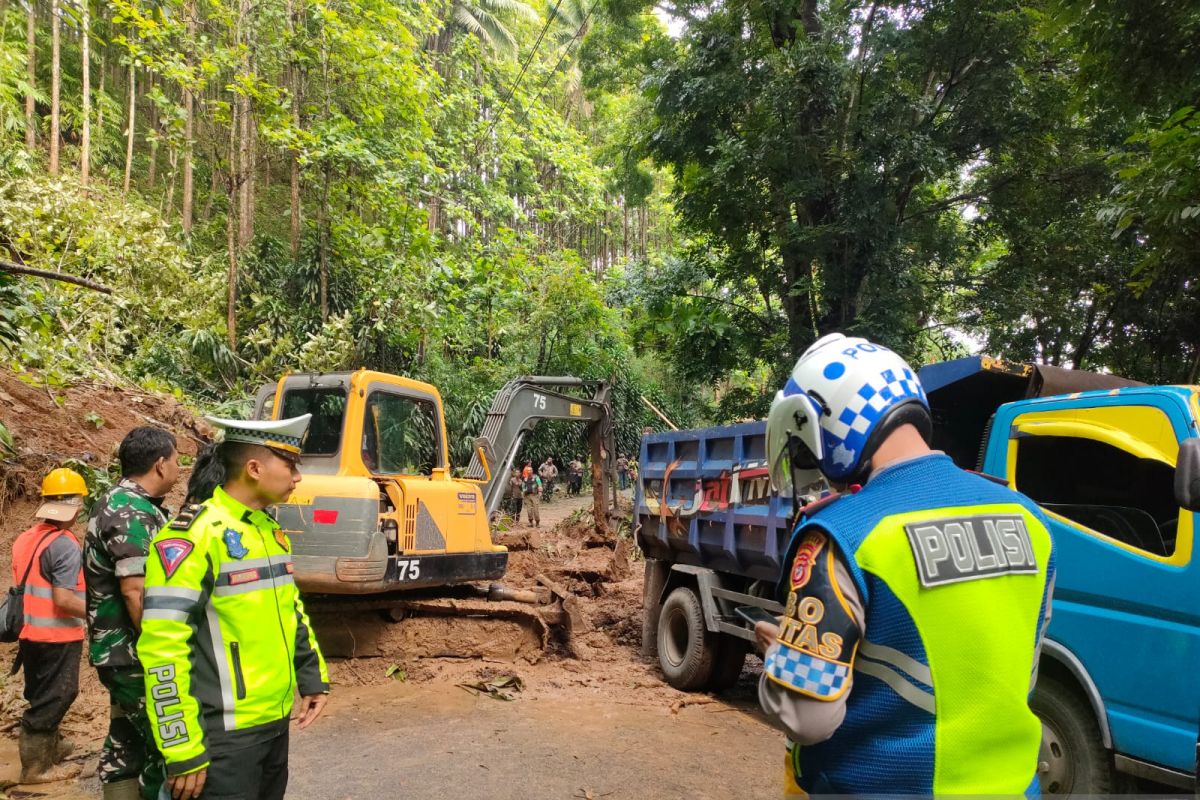 Petugas berupaya buka akses Sukabumi-Palabuhanratu yang tertimbun longsor