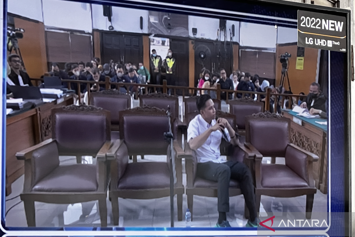 Eliezer tunjukkan bukti foto Sambo memberikan hp usai pembunuhan