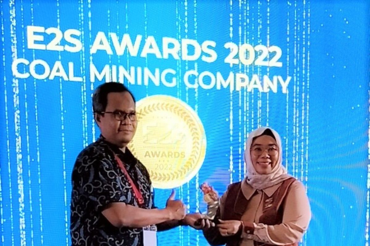 Adaro wins Best CID Manager Coal Mining Company at 2022 E2S Awards