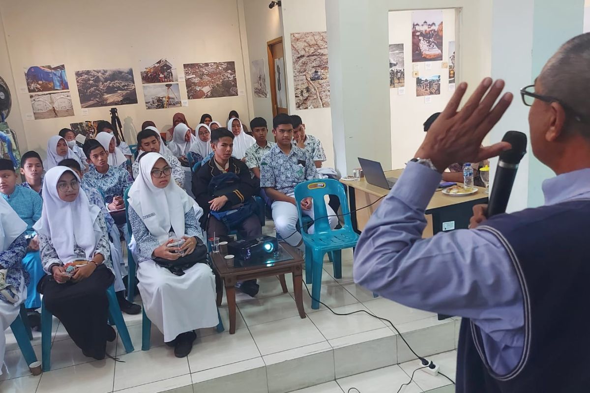 LKBN Antara gelar sosialisasi mitigasi bencana kepada pelajar SMP di Banda Aceh